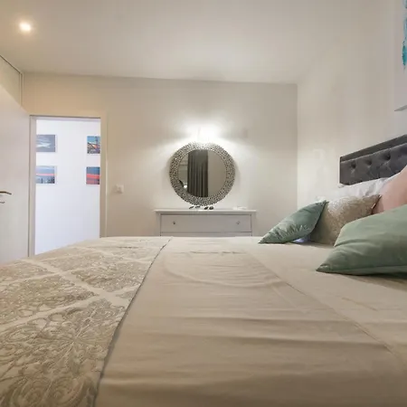 Luxury Citrin With Shared Pool Apartman