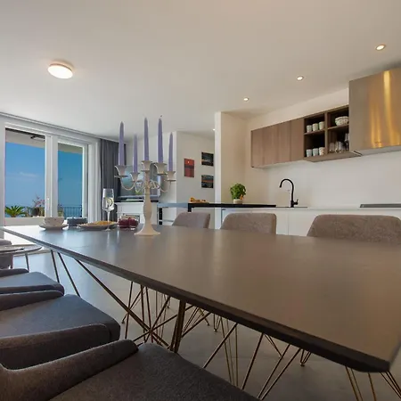 Luxury Citrin With Shared Pool Apartman
