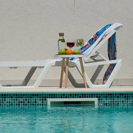 Luxury Citrin With Shared Pool Apartmán Makarská