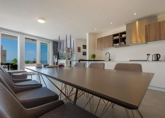 Luxury Citrin With Shared Pool Apartment