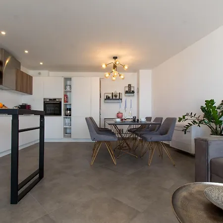 Luxury Citrin With Shared Pool Makarska