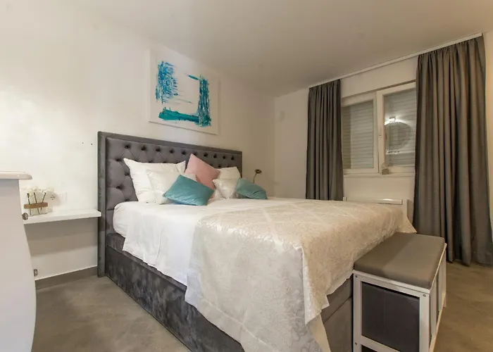 Luxury Citrin With Shared Pool * מאקרסקה