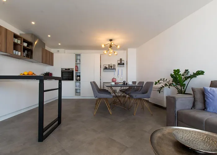 Luxury Citrin With Shared Pool מאקרסקה