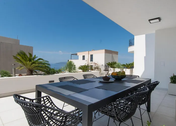 Luxury Citrin With Shared Pool * מאקרסקה